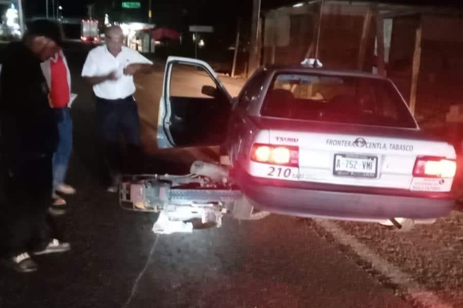 No controlan la moto y acaban debajo de taxi en Centla