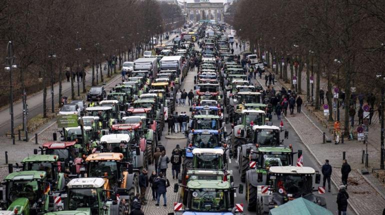 Más de mil tractores bloquean Berlín por el fin del apoyo al diésel agrícola