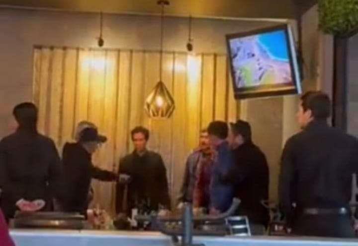 Increpan e insultan a Javier Corral en restaurante de Chihuahua