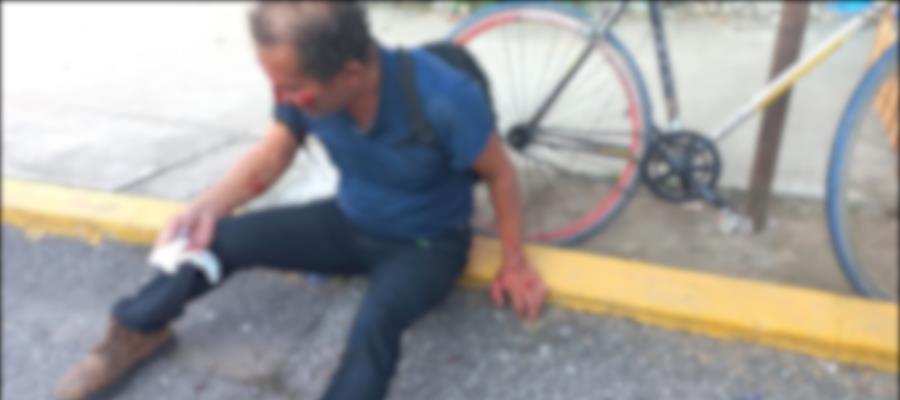 ¡No pudo ni manejar bicicleta! Sujeto en estado de ebriedad sufre fuerte golpe en Comalcalco