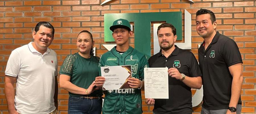 Olmecas realiza firma del lanzador tacotalpense, Josmar Cano Castro