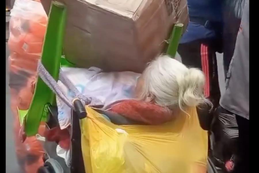 A falta de carrito usan silla de ruedas de abuela con ella debajo