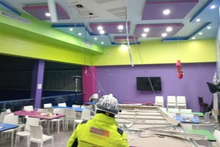 Cae parte de techo en salón de fiestas infantiles de Monterrey y hiere a 2 menores