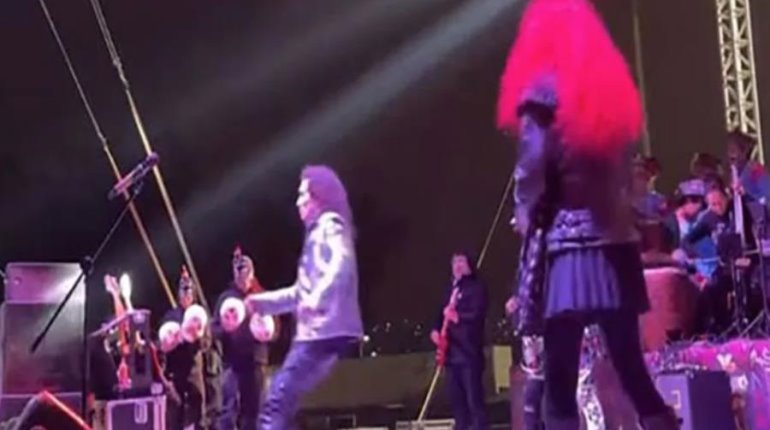 Alex Lora sufre caída en pleno concierto en Toluca