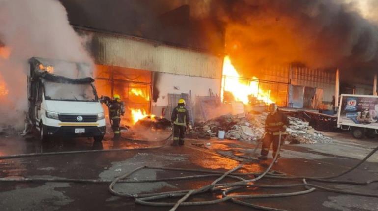 Fábrica de galletas es consumida por el fuego en Puebla