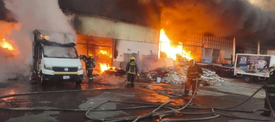 Fábrica de galletas es consumida por el fuego en Puebla