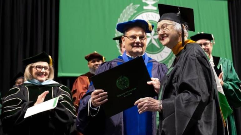 Mujer de 90 años es la estudiante de mayor edad en completar sus estudios en la Universidad del Norte de Texas