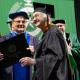 Mujer de 90 años es la estudiante de mayor edad en completar sus estudios en la Universidad del Norte de Texas