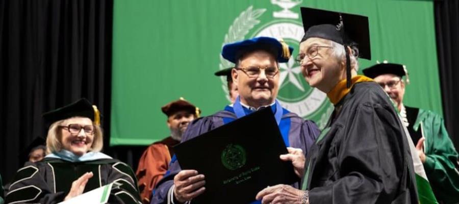 Mujer de 90 años es la estudiante de mayor edad en completar sus estudios en la Universidad del Norte de Texas