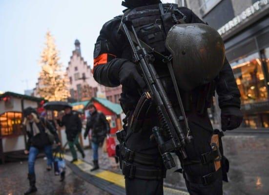 En medio de amenazas de ataques terroristas, celebran en Europa Navidad