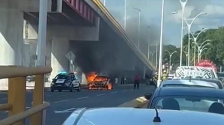 Se incendia auto en el distribuidor vial Universidad