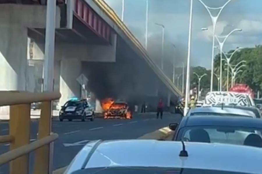 Se incendia auto en el distribuidor vial Universidad