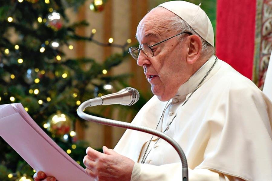 No confundir celebración de Navidad con consumismo: Papa