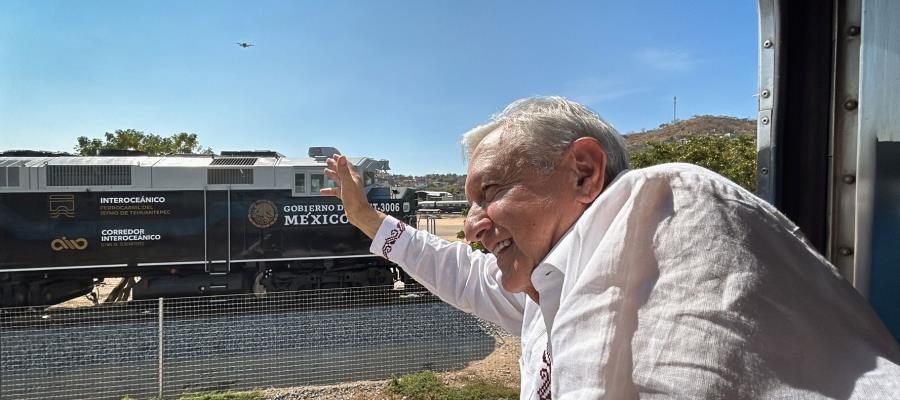 Supervisa AMLO viaje del Tren Interoceánico de Coatzacoalcos a Teapa