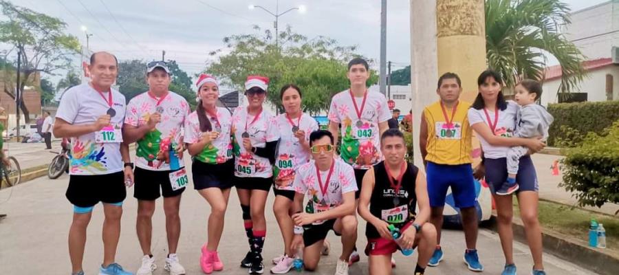 Guadalupe Ramón y Patricia Rodríguez, ganadores de la Carrera Atlética del Pavo en Comalcalco