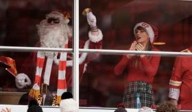 Taylor Swift llega al juego de los Chiefs acompañada de Santa Claus