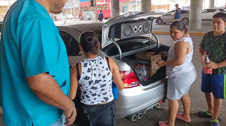 En la víspera de Navidad, en Villahermosa una familia reparte alimentos a las personas que menos tienen