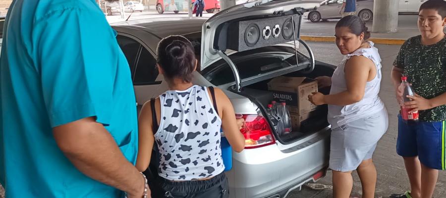 En la víspera de Navidad, en Villahermosa una familia reparte alimentos a las personas que menos tienen