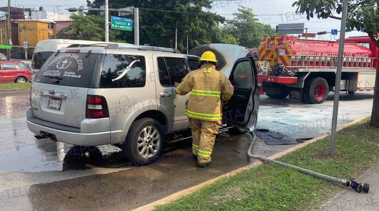 Se incendia carroza que trasladaba ataúd, sobre Periférico de Villahermosa