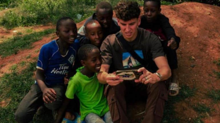 Lichnovsky, defensa del América, lleva agua a niños de Kenia