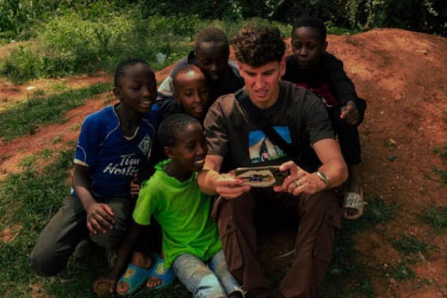 Lichnovsky, defensa del América, lleva agua a niños de Kenia