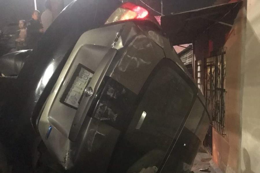 Se mete con todo y carro a casa en Belén, Macuspana