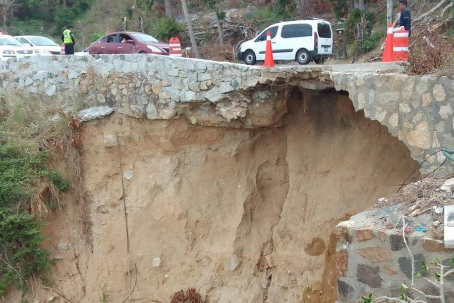 Se forma enorme socavón en la avenida Escénica en Acapulco