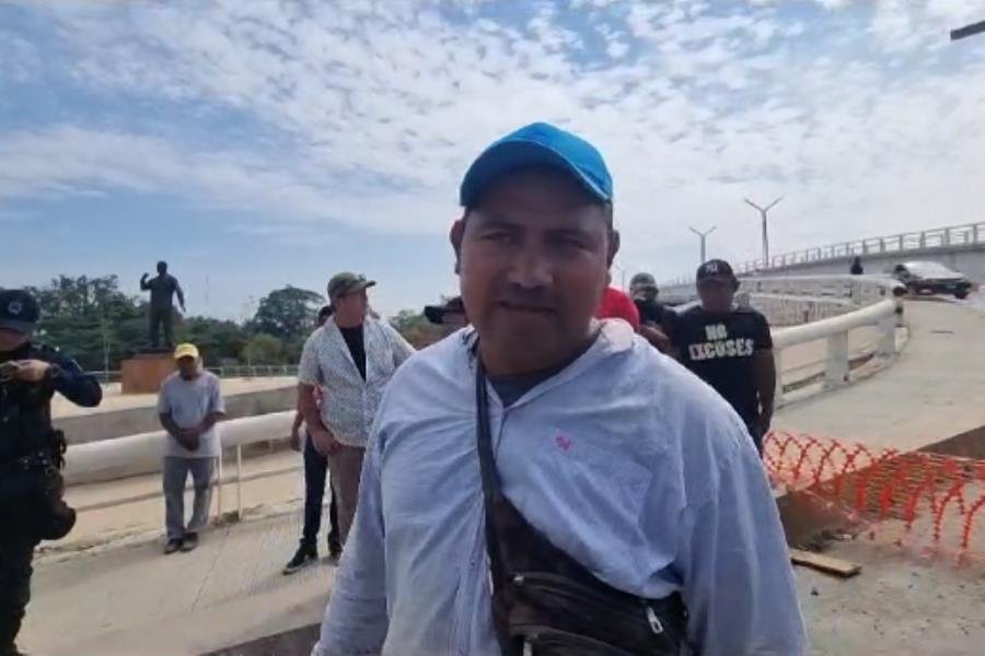 Por falta de pagos, trabajadores del malecón Carlos A. Madrazo bloquean puente Grijalva II