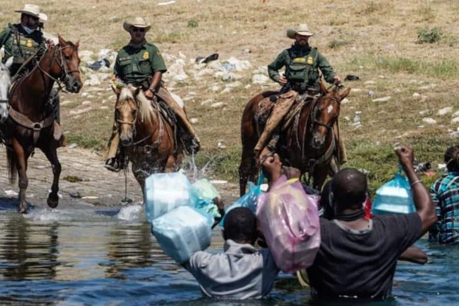 Pide Biden a Texas suspender ley contra migrantes