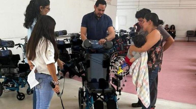 Entrega DIF Centro sillas y andaderas a niños con discapacidad del CREE