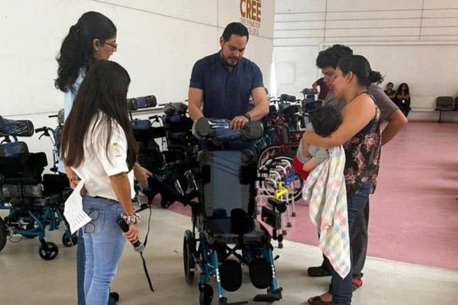 Entrega DIF Centro sillas y andaderas a niños con discapacidad del CREE