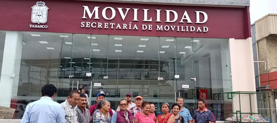 Protestan transportistas frente a Semovi por falta de pago del subsidio