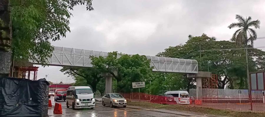 Colocan estructuras de aluminio del puente peatonal de avenida Universidad