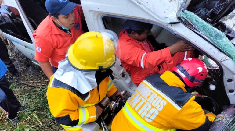 Rescatan a "prensado" en accidente de combi por Ocuiltzapotlán 