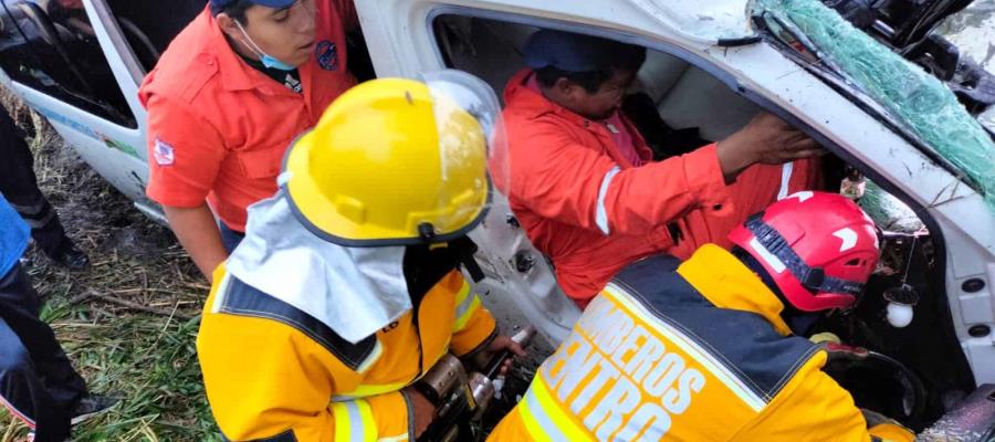 Rescatan a "prensado" en accidente de combi por Ocuiltzapotlán 