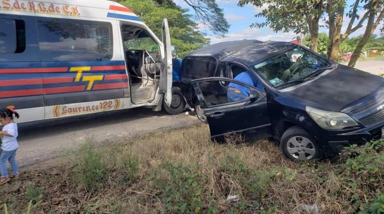 Chocan combi y camioneta en la Cunduacán – Comalcalco