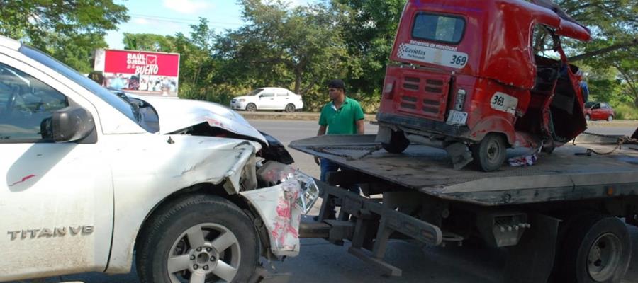 Camioneta impacta pochimóvil en Gaviotas