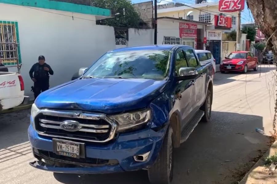 Choca en vehículo con reporte de robo y lo abandona en Indeco