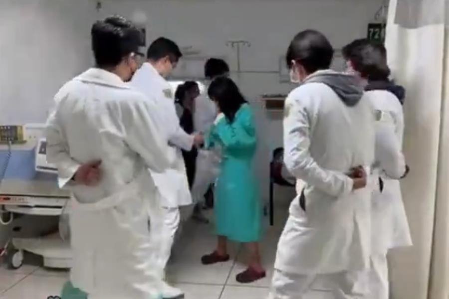 Internos del IMSS celebran XV Años a paciente en Edomex