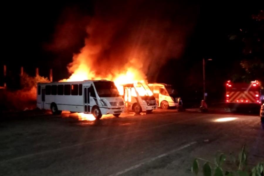 Sujetos prenden fuego a 3 autobuses de pasajeros en Lázaro Cárdenas, Michoacán