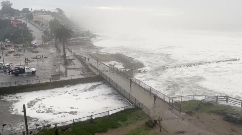 Súper olas de hasta 9 metros rompen en la costa de California