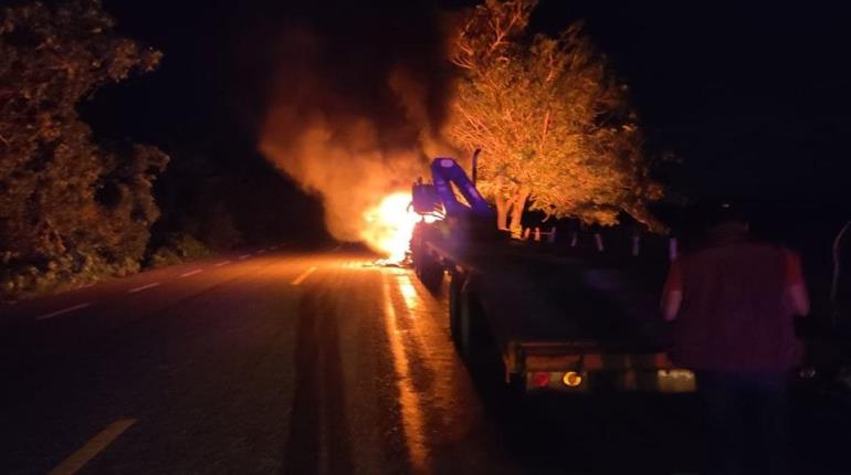 Se incendia tráiler en la Frontera-Ciudad del Carmen, por falla mecánica