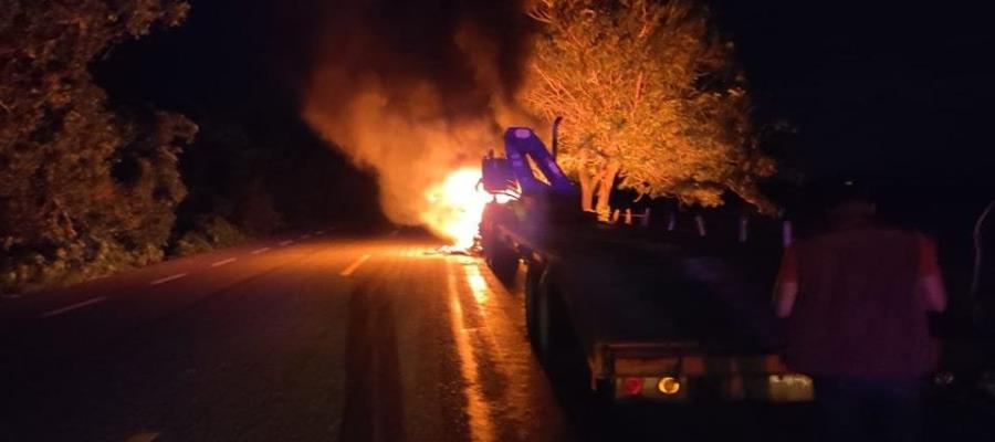 Se incendia tráiler en la Frontera-Ciudad del Carmen, por falla mecánica