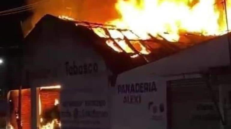 Se incendia mueblería en Comalcalco, en primeros minutos del 2024