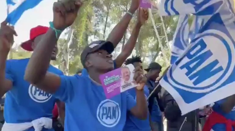 Exhiben en cierre de precampaña de Taboada en CDMX a migrantes haitianos con camisas del PAN