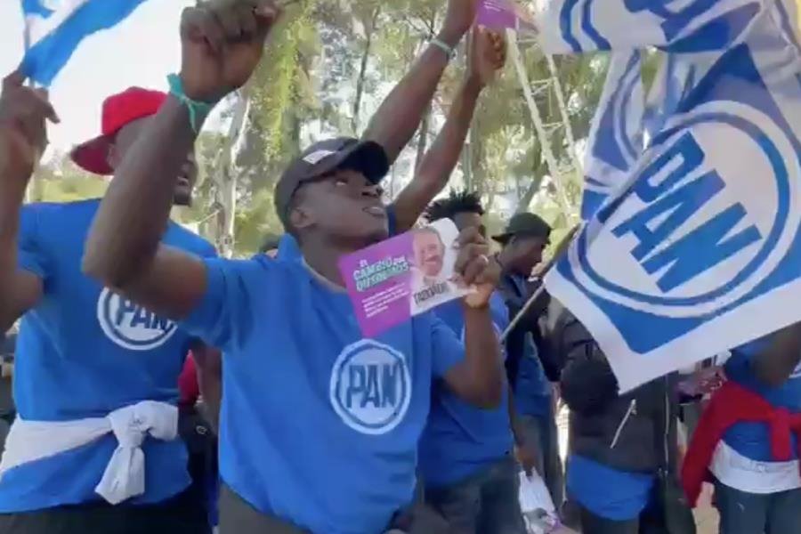 Exhiben en cierre de precampaña de Taboada en CDMX a migrantes haitianos con camisas del PAN