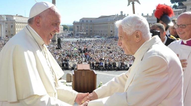 Ordena Papa Francisco retirar escudos de Benedicto XVI en aniversario de su muerte