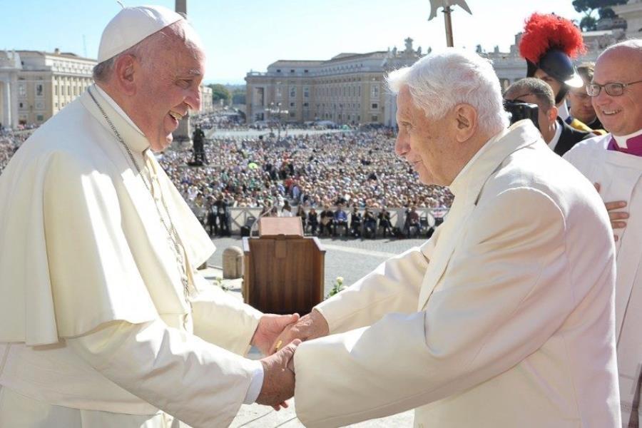 Ordena Papa Francisco retirar escudos de Benedicto XVI en aniversario de su muerte