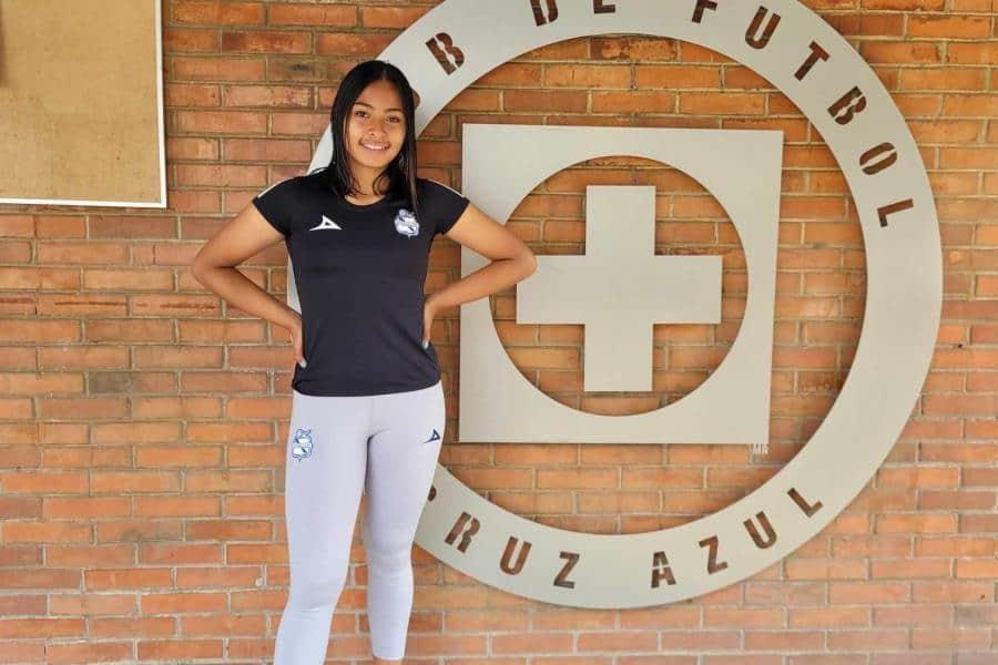 Tabasqueña, Tania Javier, firma con las básicas de Puebla