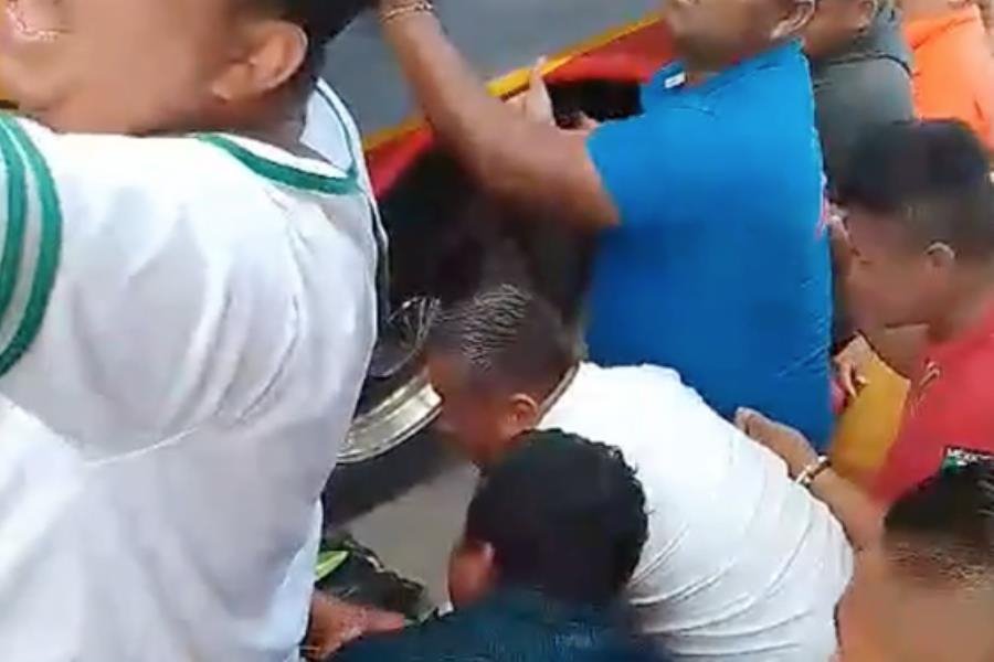 ¡Sobreviven de milagro! En Cunduacán, rescatan a familia luego de ser atropellados por un autobús